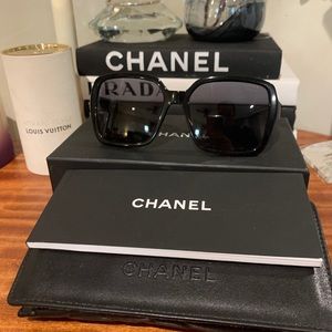 Black polarized Chanel glasses 👓